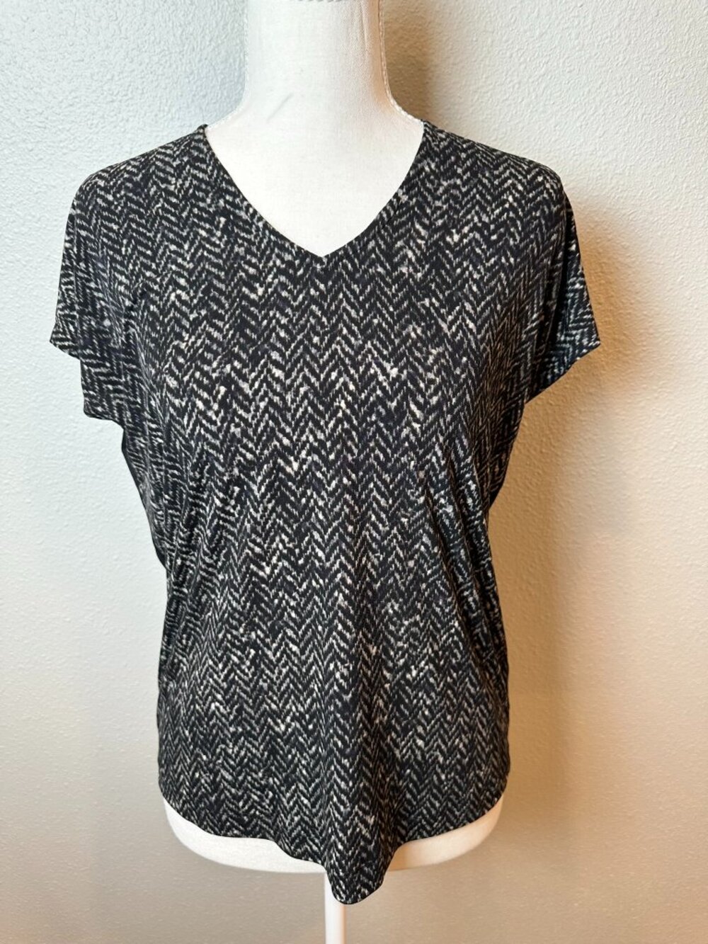 NWT Tilley WJP Combo Print V-Neck Top Grey Black XS - UPF protection, travel